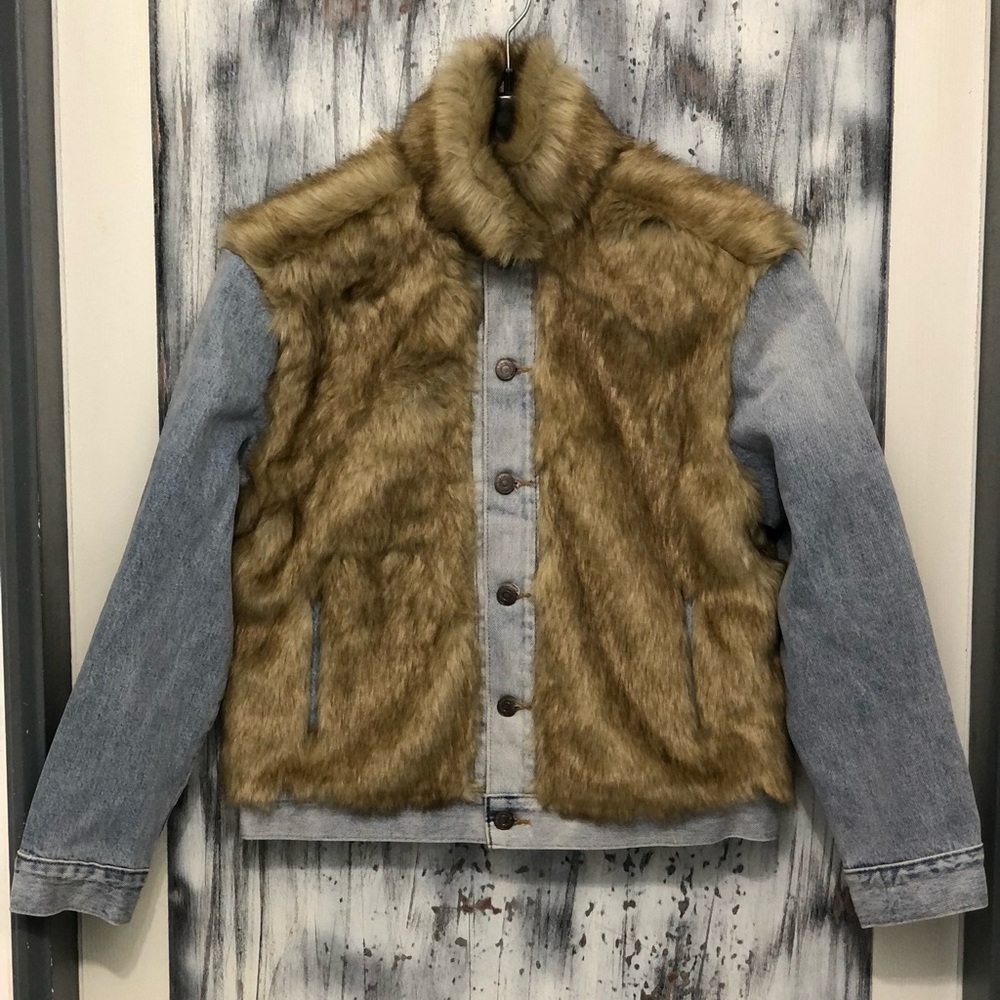 Levi’s Premium Oversized Faux Fur Trucker Denim Jacket ~ Size: Small